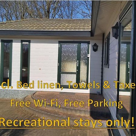 Ruim Familie Chalet Tot 4 Personen Op De Veluwe Bungalowpark De Kern Putten Exterior foto